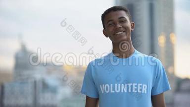 快乐的美国<strong>青少年志愿者</strong>t恤微笑相机，捐赠项目